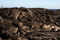 Montañas de lava cerca de la costa y de la carretera Chain of Crater Road.  Hawai’i Volcanoes Nacional Park. Big Island.